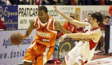 A destra Donte Mathis sotto Luca Banchi     
