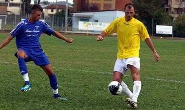 Simone Fagni (a destra) del Santa Maria a Monte Montecalvoli in azione             