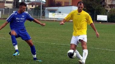 Simone Fagni (a destra) del Santa Maria a Monte Montecalvoli in azione