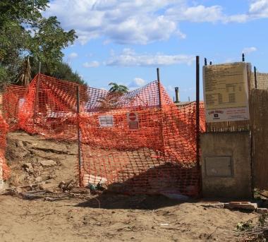 <b>CASETTE</b>. Larea delle casette della Feniglia E a destra due anziani occupanti    