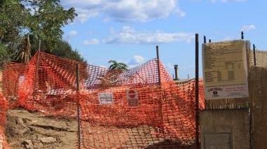 <b>CASETTE</b>. L’area delle casette della Feniglia E a destra due anziani occupanti