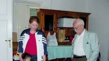 Nella foto in alto, Santarlasci con la madre e sotto i coniugi che caricano i fagotti sulle bici