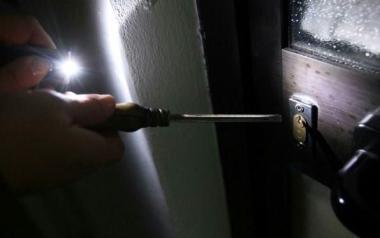 <b>CRIMINALITA.</b> Un ladro pronto ad entrare in un appartamento: i furti nelle case a Montignoso fanno ancora discutere     