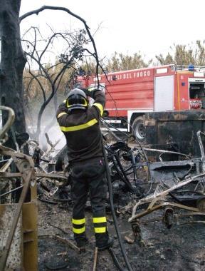 Un intervento dei vigili del fuoco del distaccamento di Pietrasanta Presto aprir&agrave; la nuova caserma 