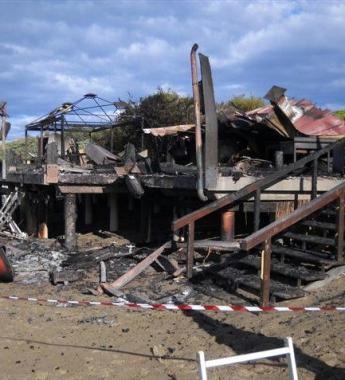 <b>LINCENDIO </b>Quello che resta del bagno Pinetina nord a Castiglione  