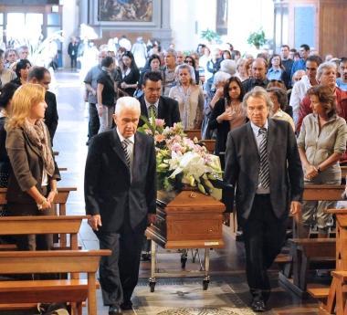 Un momento del funerale A destra Lucia Innocenti Caramelli accanto alla bara della sorella  