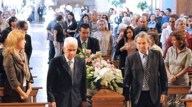 Un momento del funerale A destra Lucia Innocenti Caramelli accanto alla bara della sorella