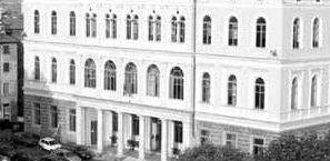 Il palazzo della scuola Saffi: all’ultimo piano la Casa dello studente