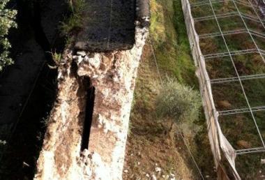Il tratto delle mura urbane crollato visto dallalto 
