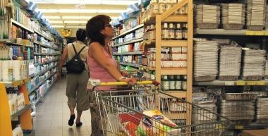 Una signora fa la spesa in un supermercato 