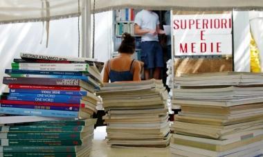 Due immagini della caccia ai libri scolastici usati        