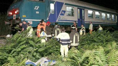 Travolti dal treno: muore una donna, ferito un uomo