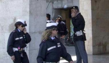 Raffica di borseggi, ritrovati sei portafogli