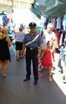 Un carabiniere al mercato  
