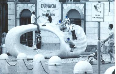 La statua in piazza Accademia 