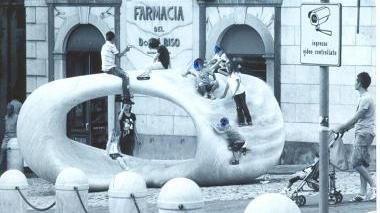 La statua in piazza Accademia