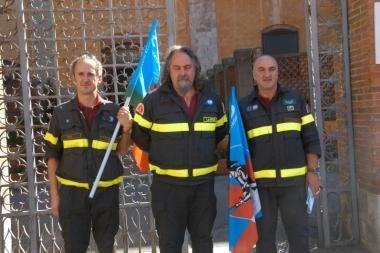 I vigili del fuoco davanti alla prefettura 