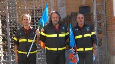 I vigili del fuoco davanti alla prefettura