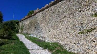 Già ripulito il sentiero lungo le storiche mura