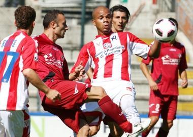 <b>DUELLO.</b> Andrea Luci contro il Vicenza nel match della scorsa stagione allo stadio Menti 