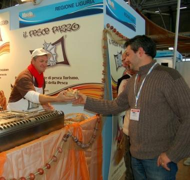 Uno stand a Mondopesca 