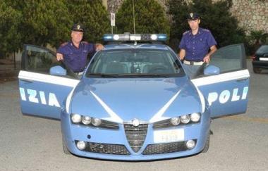 Una pattuglia della volante del commissariato 