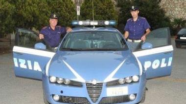 Una pattuglia della volante del commissariato