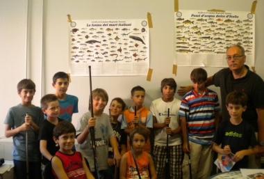 Ragazzi a scuola di pesca sportiva con gli istruttori del Cral dell'Asl