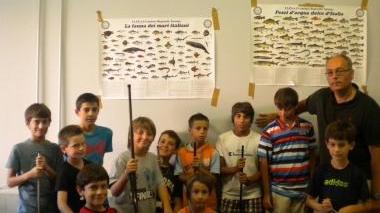 Ragazzi a scuola di pesca sportiva con gli istruttori del Cral dell'Asl