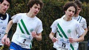 <b>COPPIE.</b> A fianco i gemelli Dini, sotto Mattia Contini insieme al suo allenatore Vittorio Vece