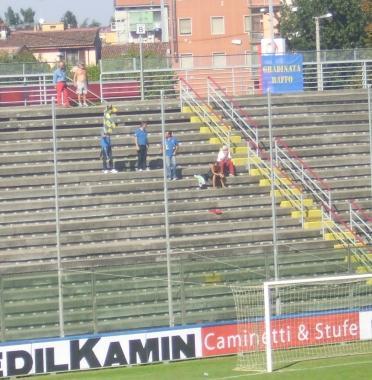 Il piccolo gruppo di tifosi azzurri presenti ieri allo Zini  
