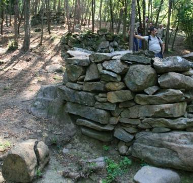 Una visita guidata alle tombe rinvenute a Piteglio vicino al Rio delle Lame Lepoca &egrave; pi&ugrave; recente del previsto 