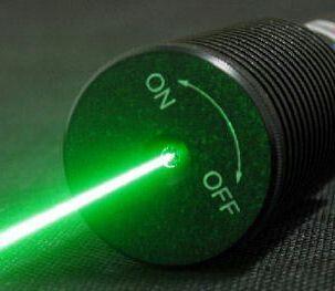 A sinistra un puntatore laser e in basso un controllo della polizia alla scuola Orlando    