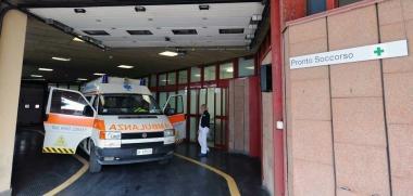 Unambulanza allingresso del pronto soccorso   