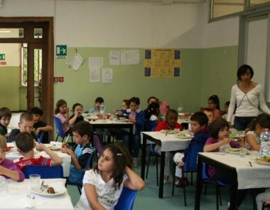 Cresce la protesta per laumento della tariffa delle mense scolastiche causato dai tagli del Governo agli enti locali (foto di archivio) 