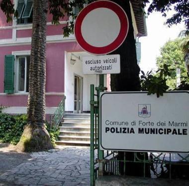 La sede dei vigili urbani a Forte dei Marmi 