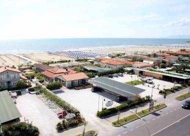 Un scorcio del litorale di Marina e il presidente dei balneari Francesco Belli     