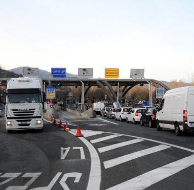 Lautostrada A12 nel tratto carrarese e la fila di veicoli al casello di Aulla 