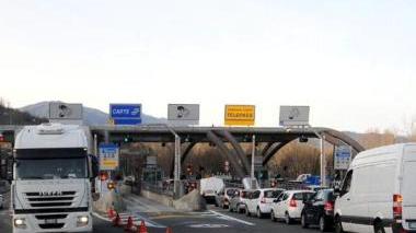 L’autostrada A12 nel tratto carrarese e la fila di veicoli al casello di Aulla