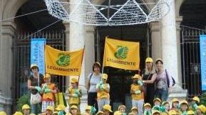 Bambini con le t-shirt di Legambiente sulla scalinata del Comune