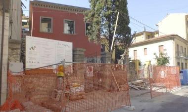 Un cantiere edile. Sopra, lassessore allurbanistica Ginanni 