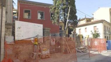 Un cantiere edile. Sopra, l’assessore all’urbanistica Ginanni