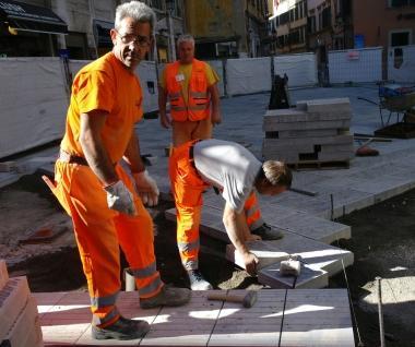 I lavori per la nuova lastricatura in Corso Italia e, qui sotto, il gran caos di furgoni e corrieri 