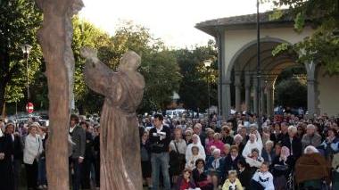 La statua dedicata a San Pio