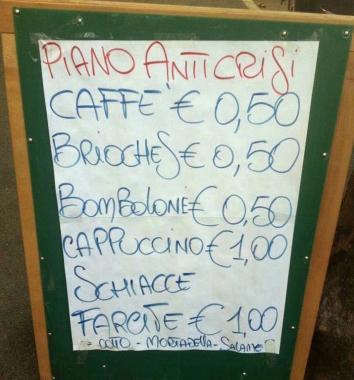 <b>CARTELLO. </b>Davanti al bar con i prezzi     