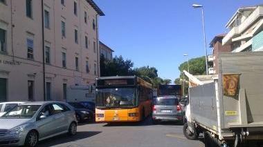 Le foto mostrano le auto in sosta in doppia fila e negli spazi riservati ai bus: il traffico finisce ko