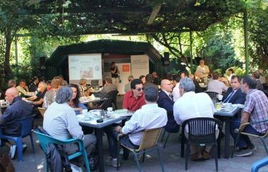 Il pubblico seduto ai tavoli del bar Civili 