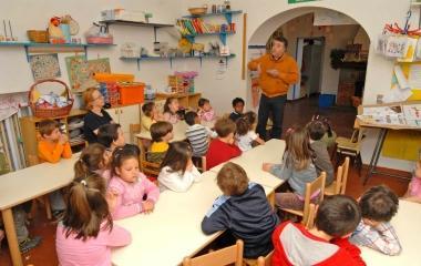 <b>TRA I BANCHI. </b> Piccoli alunni alla scuola dellinfanzia 