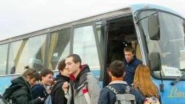 Studenti che scendono dal bus