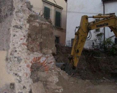 Lo squarcio nel muro lungo via Abbi Pazienza mostra i lavori   
